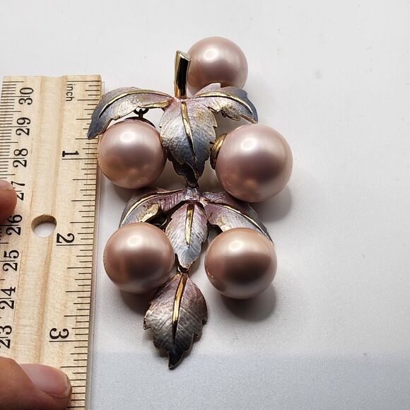 Vtg Rare LISA SCHALLERT Large Pink Faux Pearl Nouveau Grapes Articulated Brooch - Picture 7 of 7